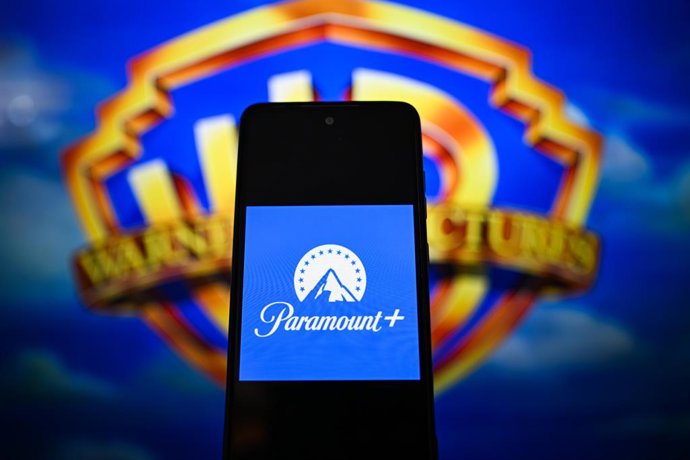 Archivo - Arquivo - 2 de março de 2026, Polônia: Nesta ilustração fotográfica, vê-se o logotipo da Paramount exibido em um smartphone, com o logotipo da Warner Bros. ao fundo.