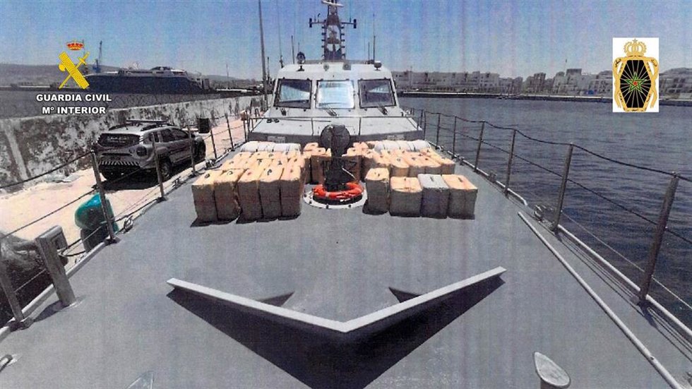 La Guardia Civil captura un alijo de casi 4.800 kilos de hachís en el Estrecho, a 13 de junio de 2026.