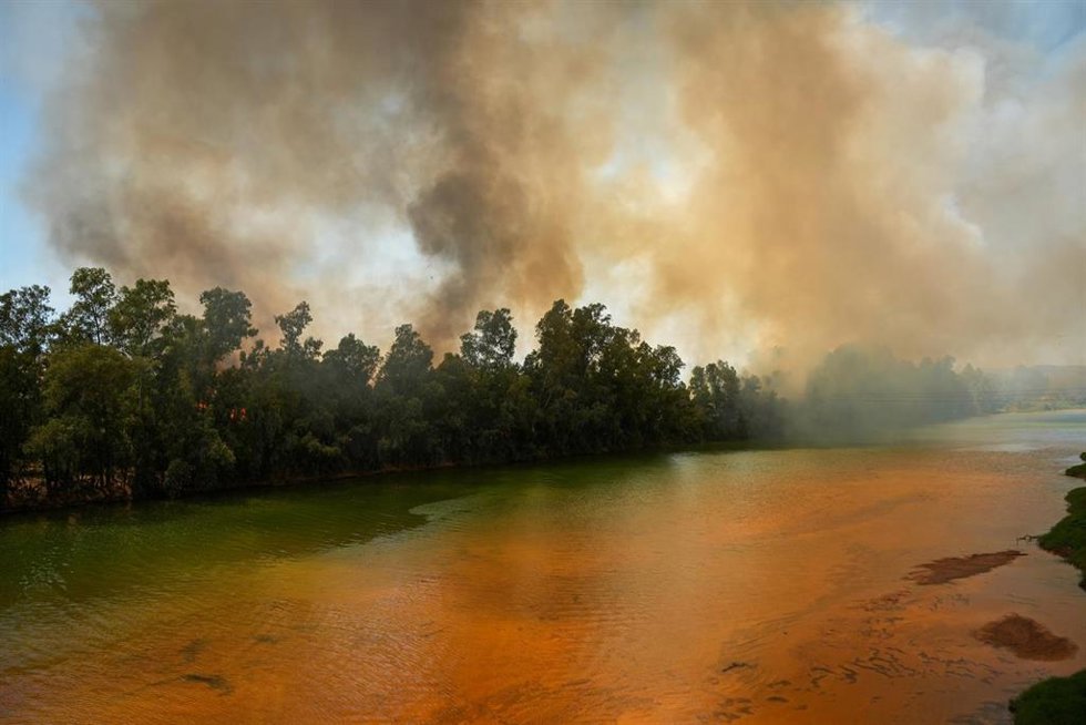 Columna de humo provocada por el incendio que se originó el pasado lunes en un paraje de Villanueva de los Castillejos. 