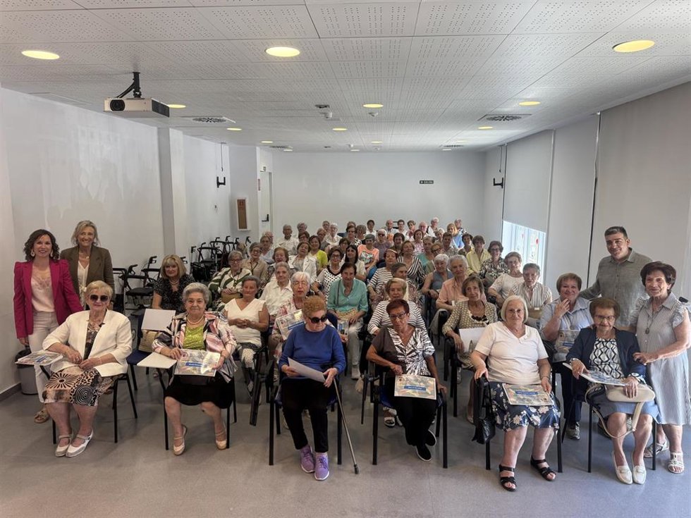 La alcaldesa de Calahorra entrega los diplomas de fin de curso del programa de Atención Individual y Grupal para mayores