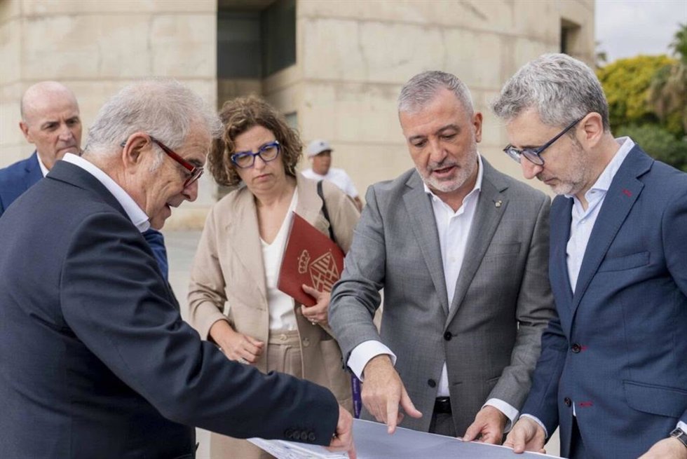 El alcalde de Barcelona, Jaume Collboni, junto al ministro de Hacienda, Arcadi España