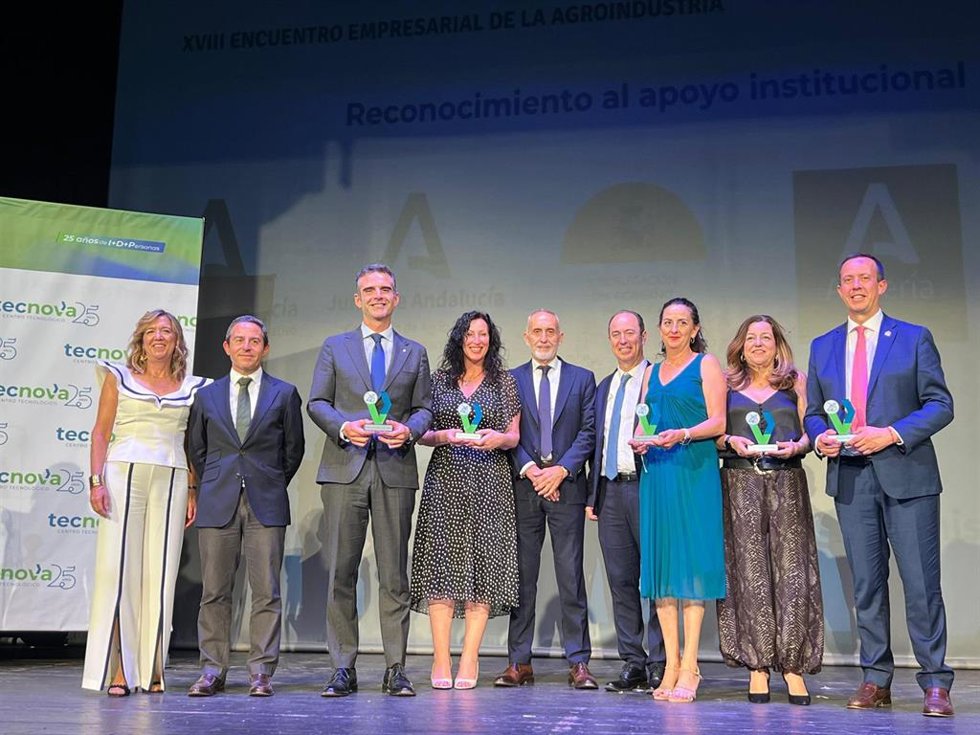 Los consejeros en funciones Ramón Fernández-Pacheco y Mari Carmen Castillo durante el decimoctavo Encuentro Empresarial de la Agroindustria, celebrado en Almería y organizado por Tecnova.