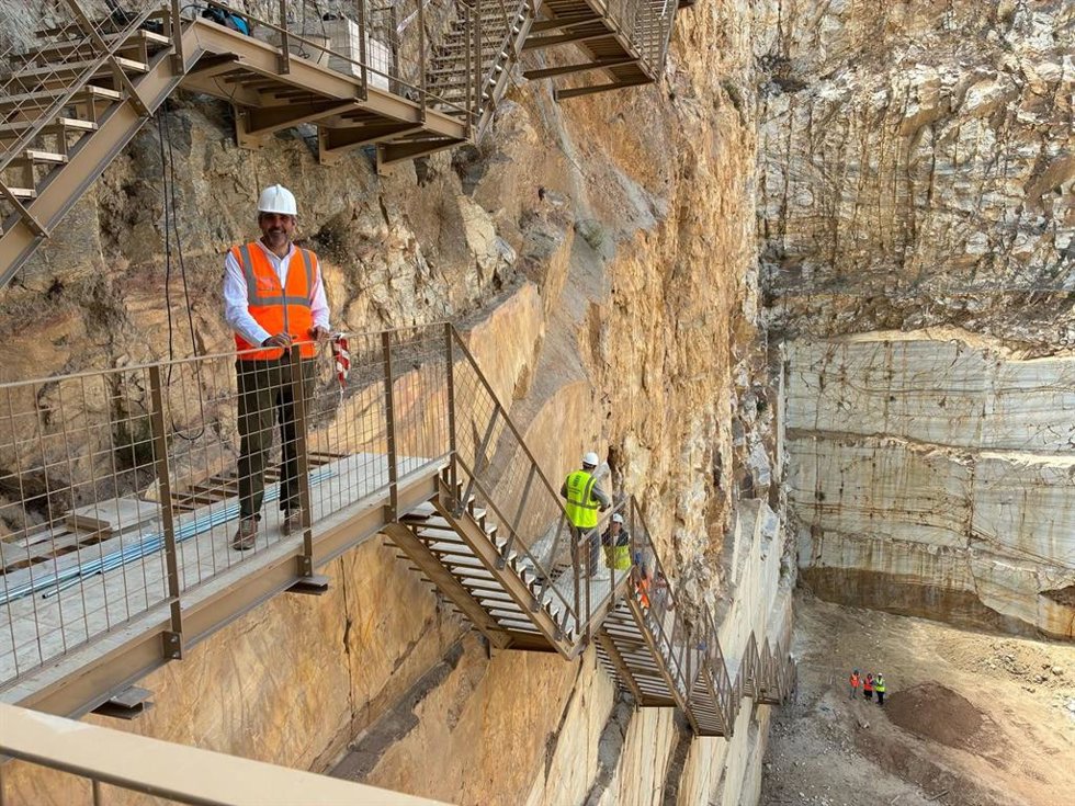 La delegada del Gobierno de la Junta de Andalucía en Almería, Aránzazu Martín, visitando Macael para conocer el estado de ejecución del Parque Minero.