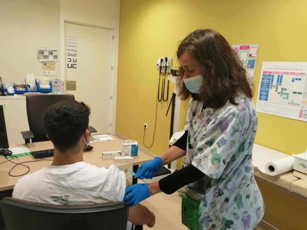 Archivo - Vacunación de un chico contra el Virus del Papiloma Humano (VPH).