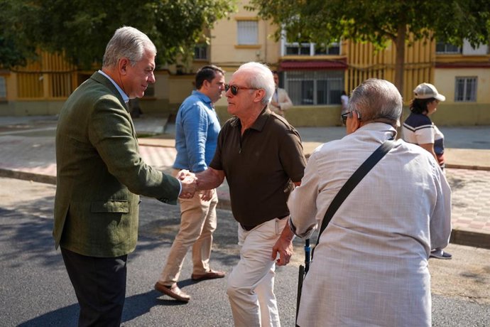 El alcalde de Sevilla, José Luis Sanz, en el Tiro de Línea saludando a unos vecinos.