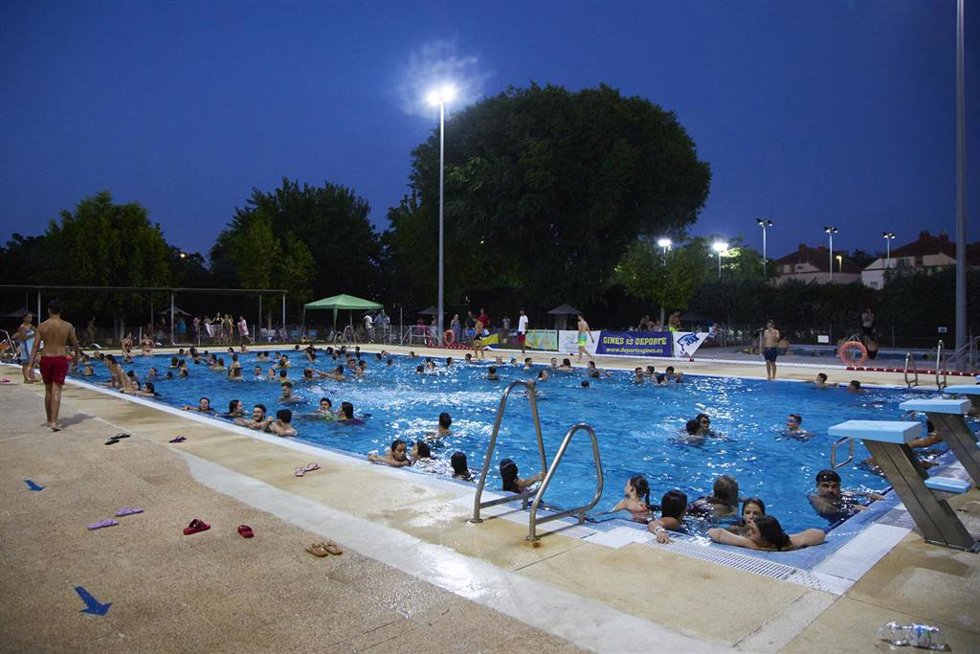 Archivo - Muchas personas dentro de la piscina municipal de Gines. Imagen de archivo. 