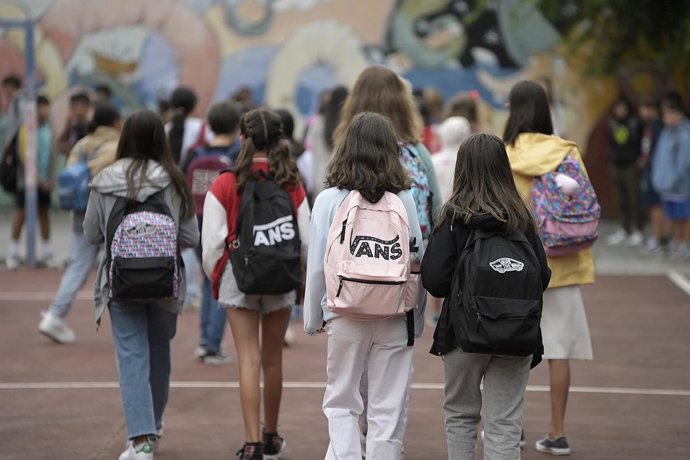 Archivo - Escolares van a clase en un centro gallego.