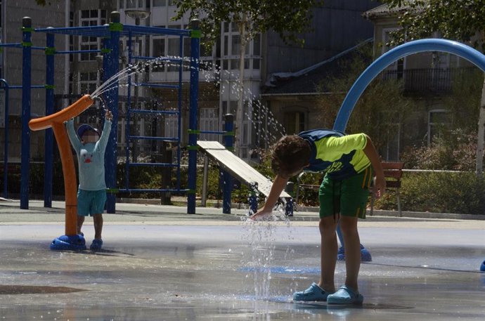 Archivo - Nenos refréscanse nun parque en Ourense. Foto de arquivo.
