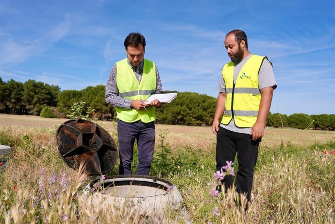 El técnico de la Diputación de Valladolid, Sergio Torbado, y el técnico de la empresa Ciaqua, David Francisco Bécares, supervisan en Traspinedo el proyecto Gesaguavall.
