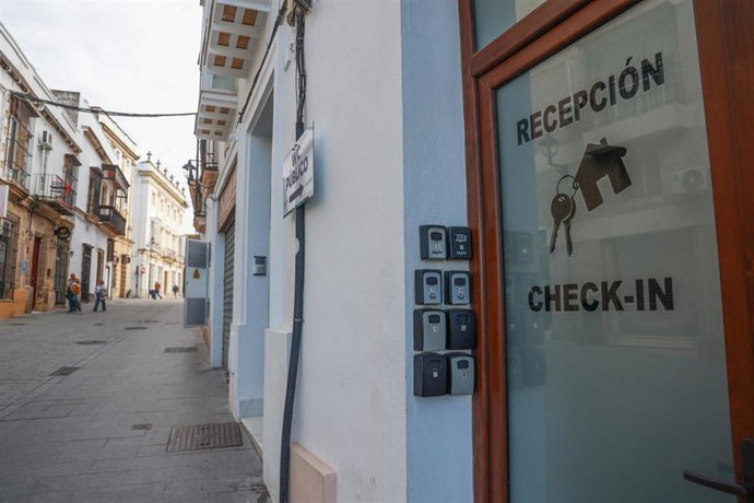 Archivo - Entrada de un inmueble con apartamentos turísticos.