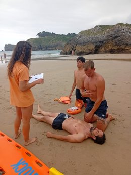 Simulacro de socorro en playas de Llanes efectuado durante el verano del pasado 2025.