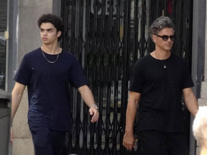 Orson Salazar, relajado y serio por las calles de Madrid junto a su hijo tras su separación de Paz Vega