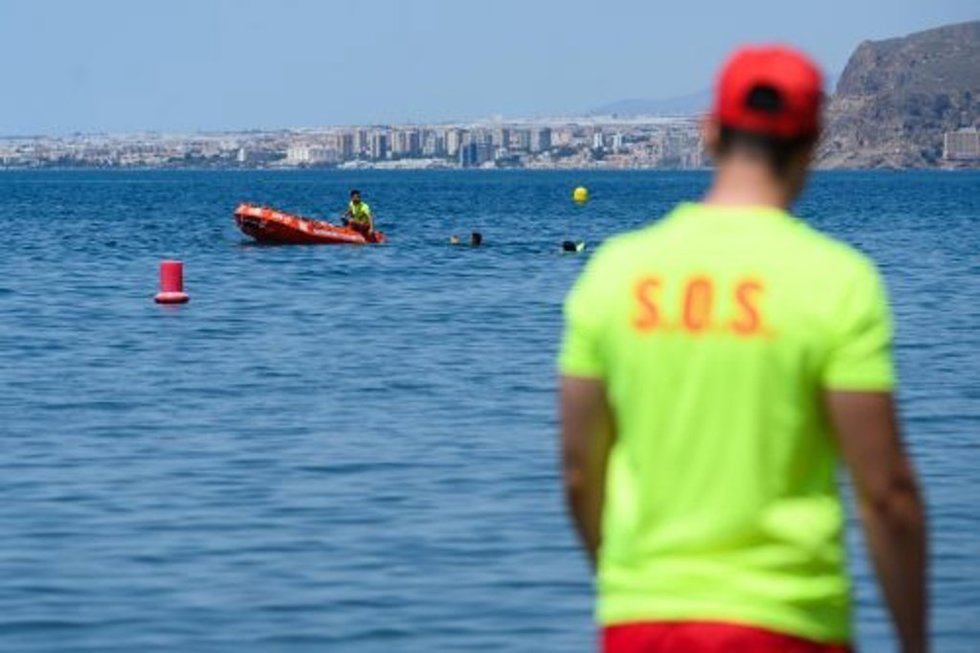 Archivo - Un socorrista durante un dispositivo de vigilancia en una playa de Almería.