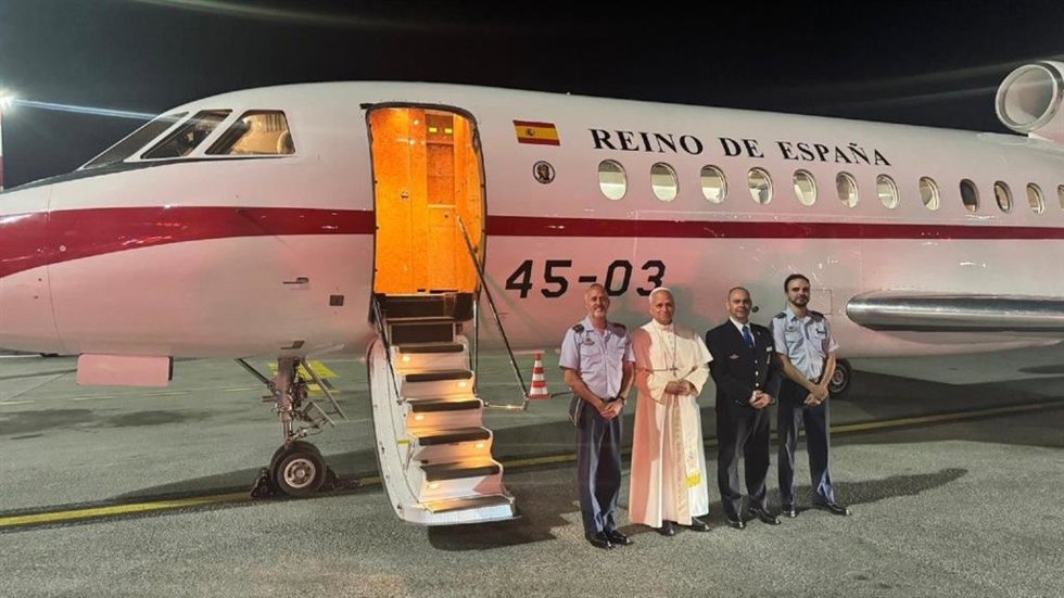 El Papa León XIV, delante del avión Falcon que lo trasladó de España a Roma.