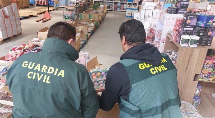 Investigado un varón de 35 años como presunto autor de un delito contra la propiedad industrial.
