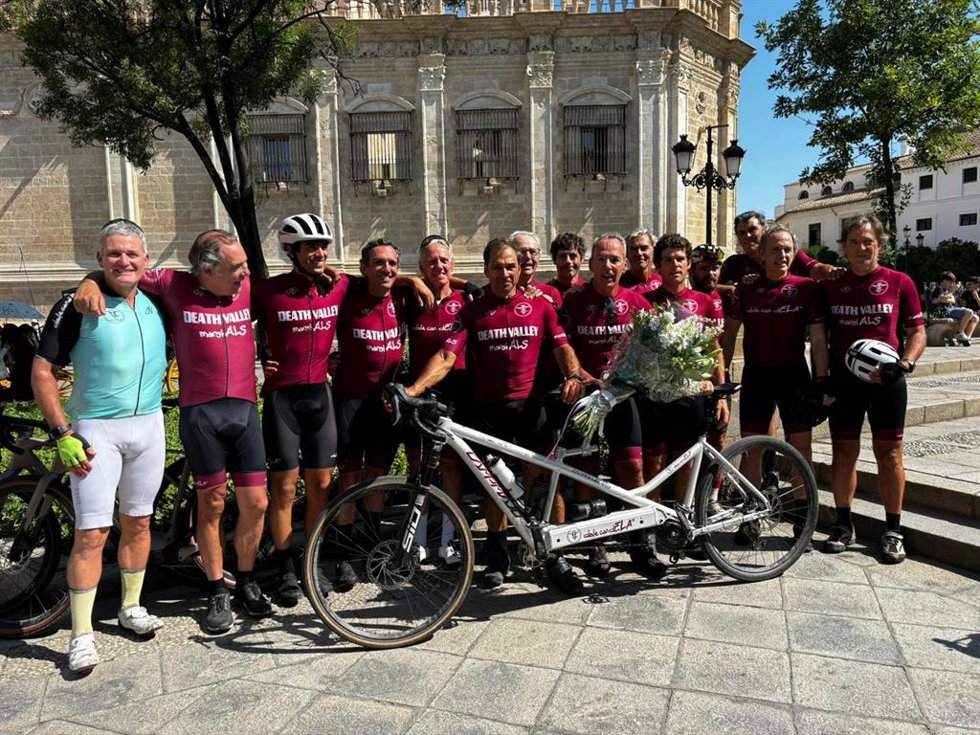 Imagen de los miembros de escandELA, acompañando a Jaime Lafita, (7d), a su llegada a Sevilla