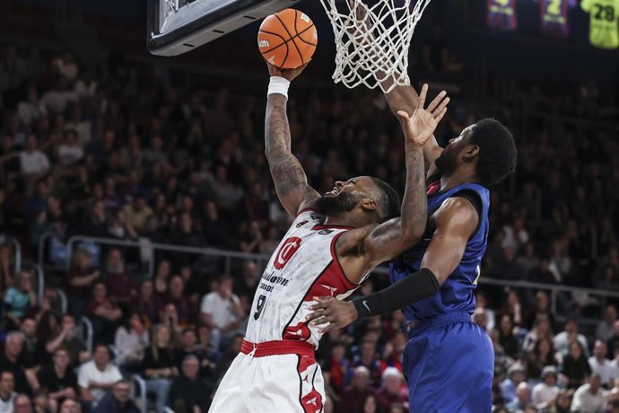 Archivo - Nate Watson ante Chimezie Metu en un Barça-Casademont Zaragoza en el Palau Blaugrana en marzo de 2025