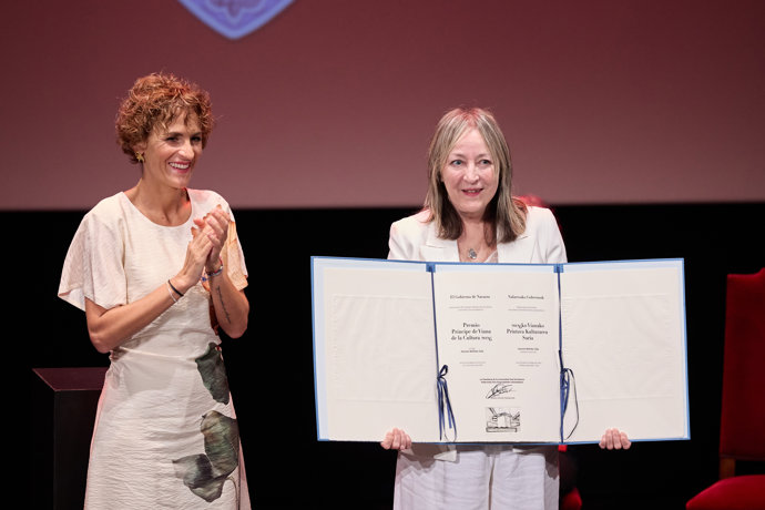 La presidenta María Chivite entrega el Premio Príncipe de Viana de la Cultura 2026 a Aurora Beltrán.
