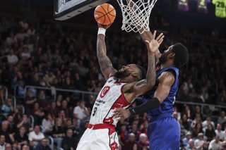 Archivo - Nate Watson of Casademont Zaragoza and Chimezie Metu of FC Barcelona in action during the Liga Endesa ACB, match played between FC Barcelona and Casademont Zaragoza at Palau Blaugrana on March 23, 2025 in Barcelona, Spain.