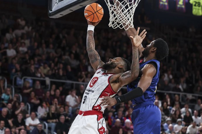 Archivo - Nate Watson of Casademont Zaragoza and Chimezie Metu of FC Barcelona in action during the Liga Endesa ACB, match played between FC Barcelona and Casademont Zaragoza at Palau Blaugrana on March 23, 2025 in Barcelona, Spain.