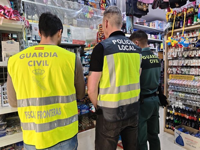 El Seprona y el Servicio Fiscal y Fronteras de la Comandancia de la Guardia Civil de Córdoba, en colaboración de la Policía Local de Córdoba, han realizado diferentes inspecciones a establecimientos de alimentación para el control exhaustivo