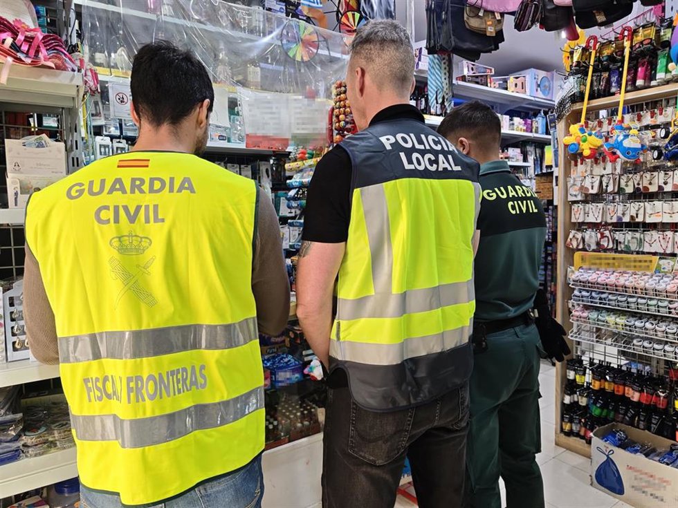 El Seprona y el Servicio Fiscal y Fronteras de la Comandancia de la Guardia Civil de Córdoba, en colaboración de la Policía Local de Córdoba, han realizado diferentes inspecciones a establecimientos de alimentación para el control exhaustivo