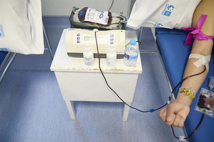 Una persona dona sangre durante una nueva edición de su tradicional maratón de donación de sangre, en el Hospital Universitario Ramón y Cajal, a 20 de mayo de 2026, en Madrid (España). 