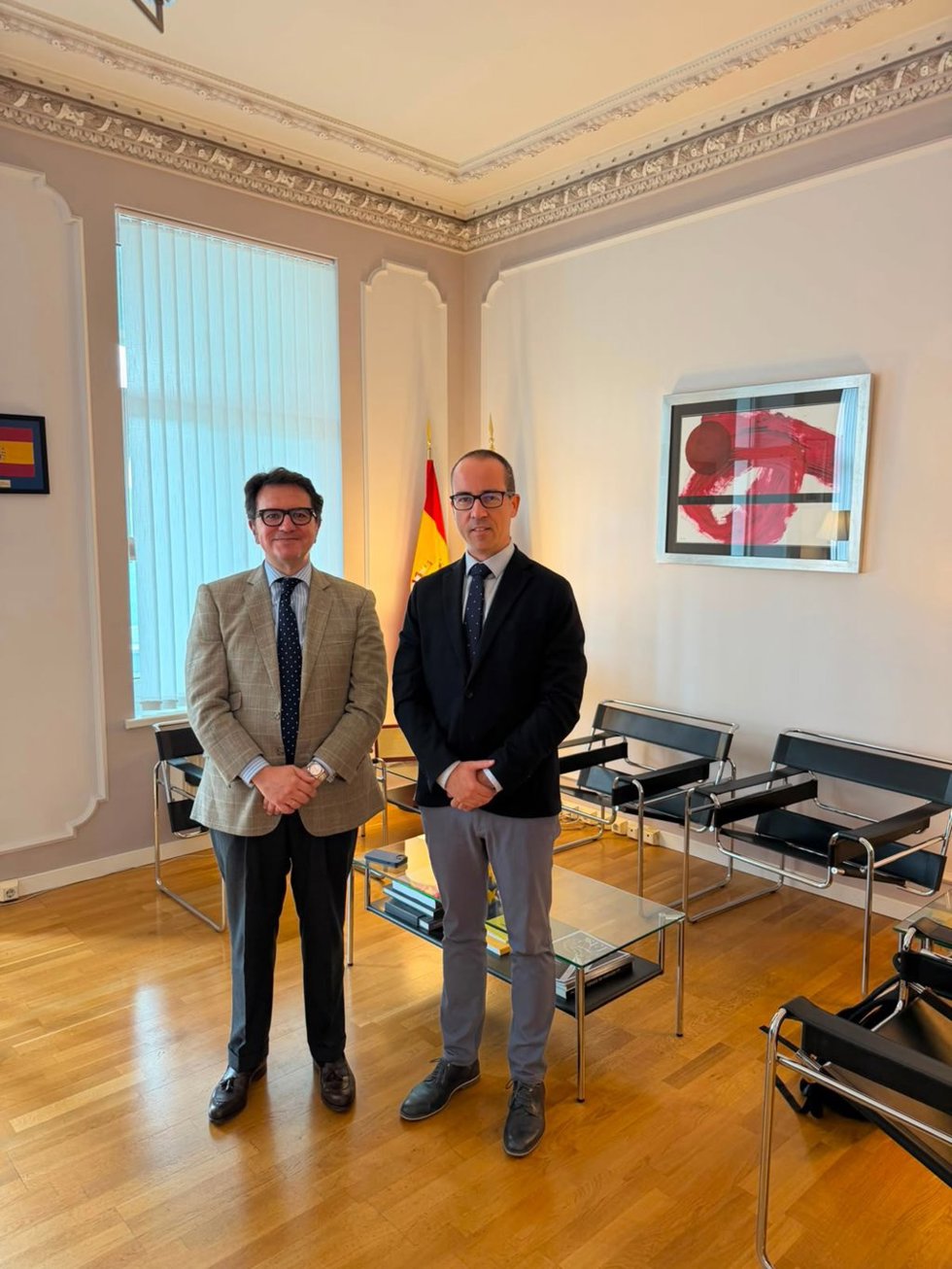 El director general de Transformación, Javier Martínez, durante su encuentro con embajador español en Letonia, Manuel Alhama.