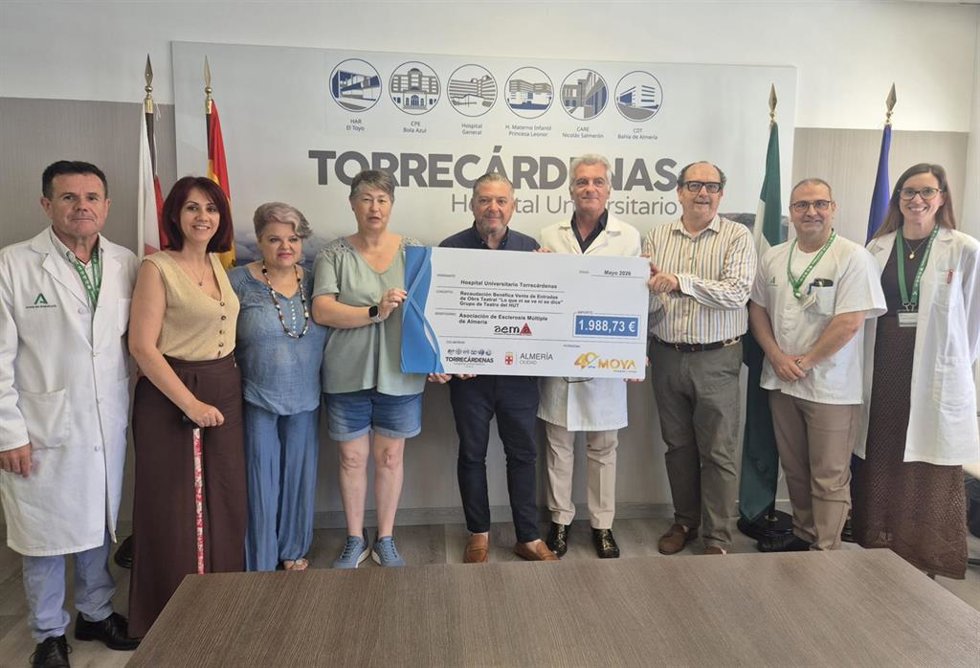 El Hospital Universitario Torrecárdenas de Almería, ha hecho entrega oficial a la Asociación de Esclerosis Múltiple de Almería (AEMA) de un cheque por valor de 1.988,73 euros.