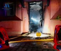 Evacuadas en prevención varias viviendas tras un incendio de un apartamento en Manilva (Málaga)