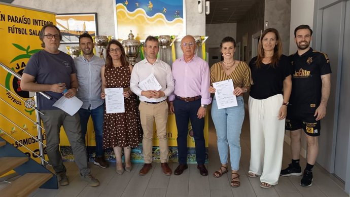 El secretario general del PSOE de Jaén capital y alcalde de la ciudad, Julio Millán, en la recogida de abonos adquiridos por el Grupo Municipal Socialista para la nueva temporada del Jaén Paraíso Interior FS.