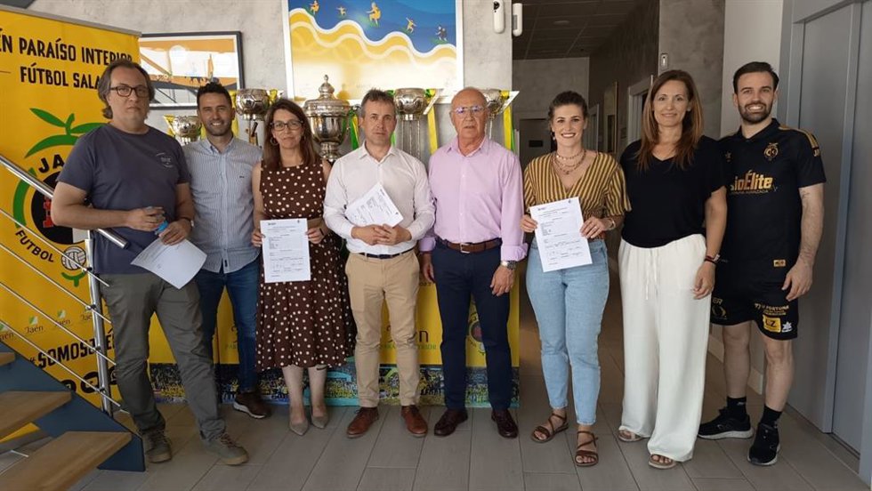El secretario general del PSOE de Jaén capital y alcalde de la ciudad, Julio Millán, en la recogida de abonos adquiridos por el Grupo Municipal Socialista para la nueva temporada del Jaén Paraíso Interior FS.