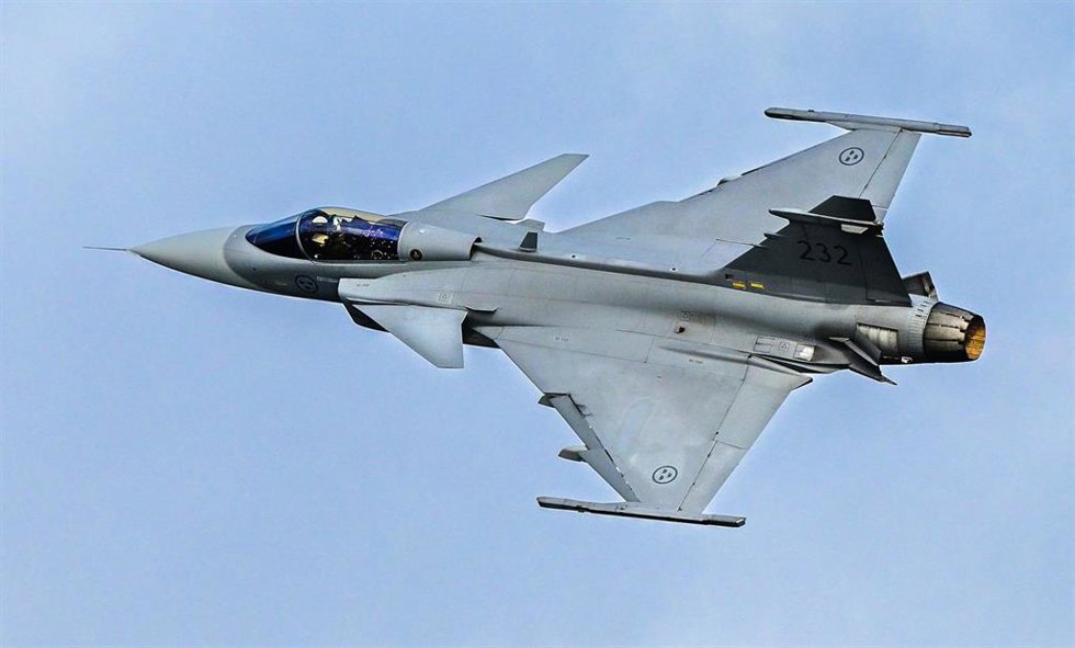 Archivo - Avión de combate Saab JAS 39 Gripen del Ejército sueco