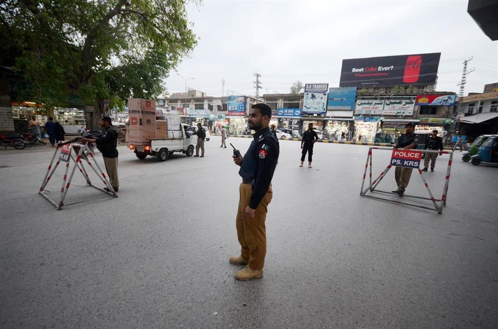 Archivo - Agente de las fuerzas de seguridad paquistaníes en Peshawar (Pakistán)