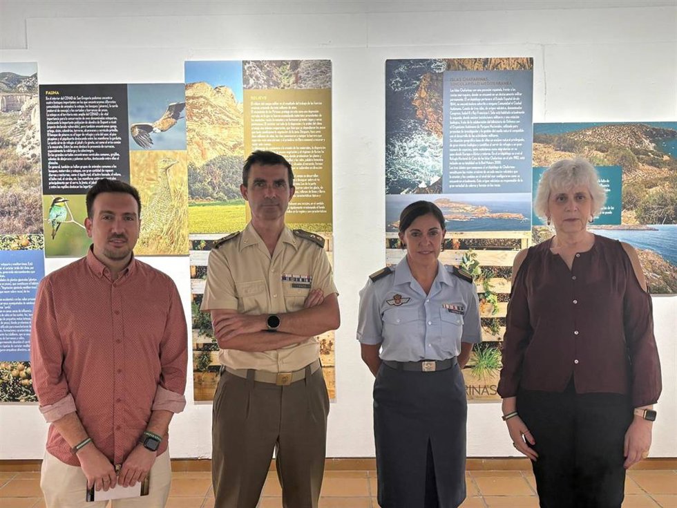 Inaguración en el Salón Talavera de la Casa de la Cultura de Alcalá de Guadaíra (Sevilla) de la mustra 'Espacios naturales adscritos al Ministerio de Defensa'