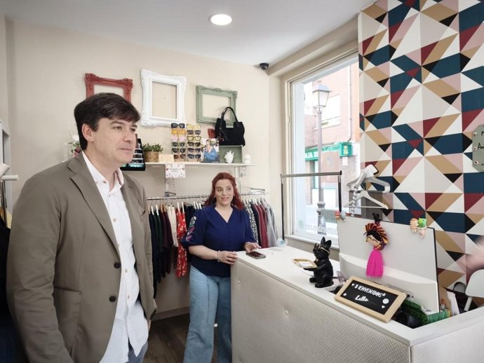 El consejero de Ciencia, Industria y Empleo, Borja Sánchez este sábado durante su visita a El Entrego.