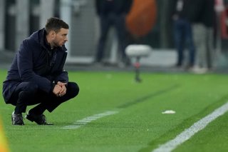 Archivo - 20 February 2025, Italy, Rome: Porto's coach Martin Anselmi squats on the sidelines during the UEFA Europa League between Roma and Porto at the Olympic Stadium. Photo: Alfredo Falcone/LaPresse via ZUMA Press/dpa