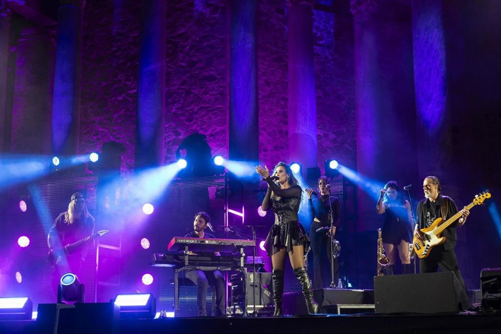 Malú durante una actuación en el Teatro Romano de Mérida, dentro del Stone & Music Festival, a 12 de junio de 2026.