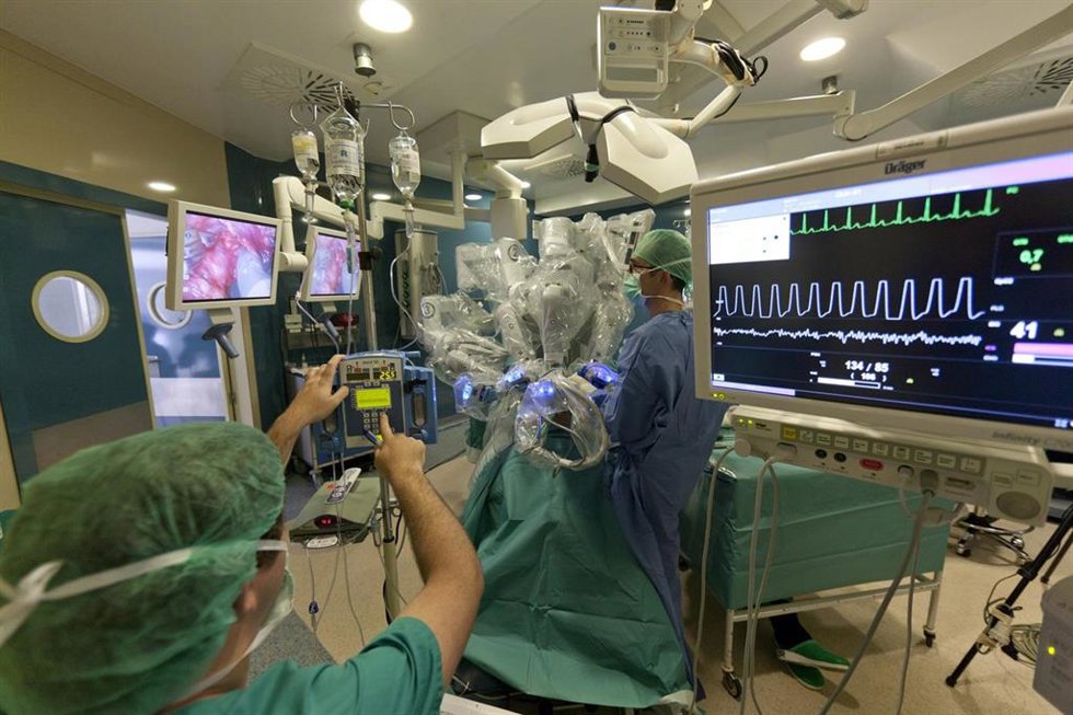 Archivo - Imagen de los robots Da Vinci emnn hospitales andaluces.