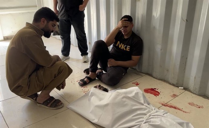 13 de junho de 2026, Nuseirat, Faixa de Gaza, Território Palestino: Paramédicos transportam o corpo de um palestino e vários feridos para o Hospital Al-Awda, em Nuseirat, na região central da Faixa de Gaza, em 13 de junho de 2026, após um ataque israelens