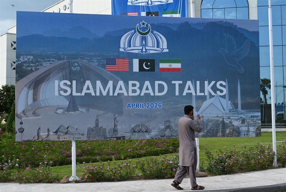 Archivo - Mural sobre las conversaciones entre Irán y EEUU en Islamabad (Pakistán)