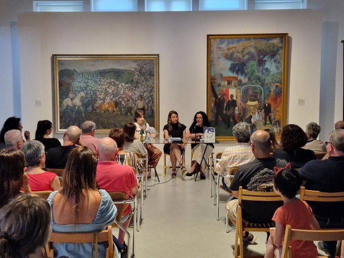 La consejera Consejera de Cultura, Política Llingüística y Deporte, Vanessa Gutierrez en la presentación libro ganador del Premio 'Máximo Fuertes Acevedo.