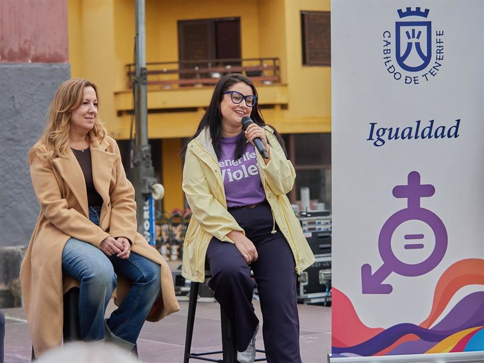 Archivo - La presidenta del Cabildo de Tenerife, Rosa Dávila, junto a la directora insular de Igualdad, Patricia León