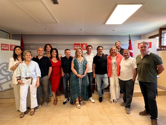 Foto de familia en el acto del PSE-EE de Bizkaia en Muskiz