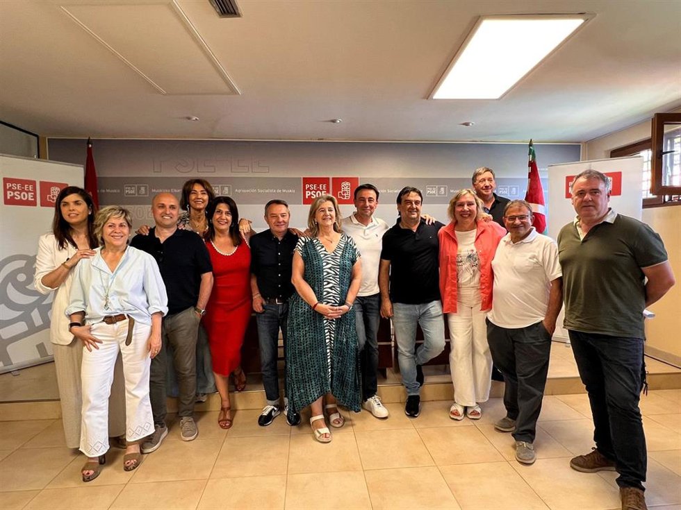 Foto de familia en el acto del PSE-EE de Bizkaia en Muskiz