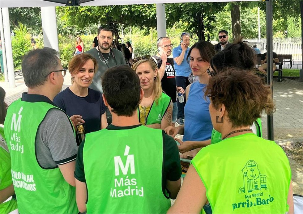 Mónica García y Rita Maestre junto a militantes de Más Madrid en el 'Gran Puerta a Puerta'.
