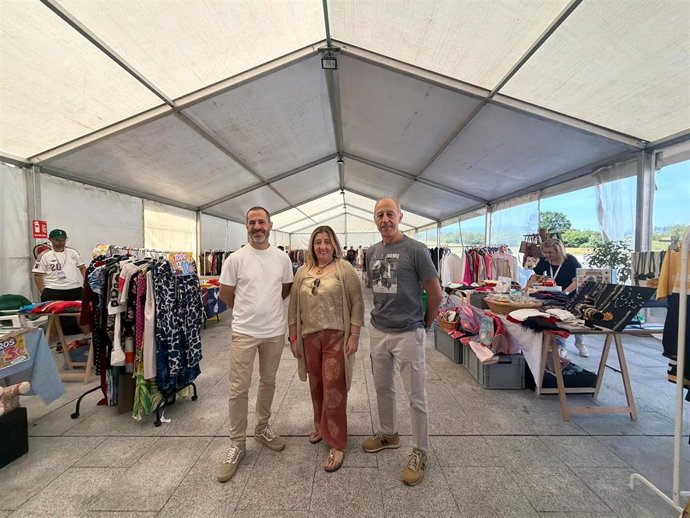 El alcalde de Siero, Ángel García "Cepi", la concejala de Infraestructuras Urbanas y Limpieza Viaria, Sonia Lago y el concejal de Deportes, Salud y Protección contra Incendios, Jesús Abad, en la II Feria del Trueque y Segunda Mano de Lugones.