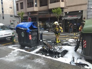 Archivo - Contenedor incendiado en Bilbao, ajeno a la noticia