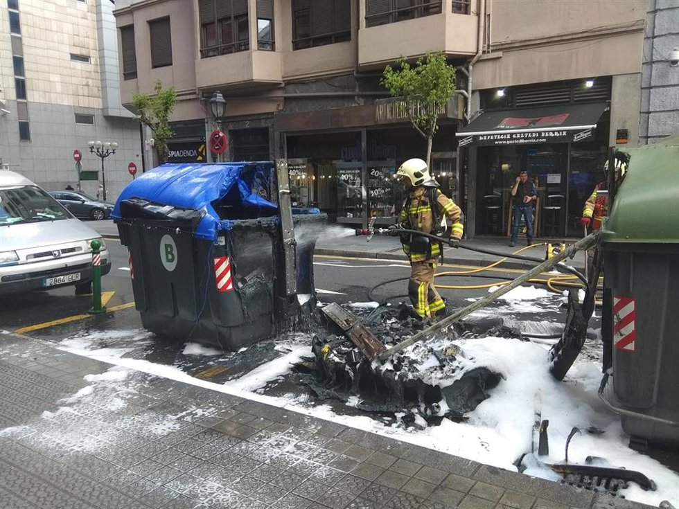 Archivo - Contenedor incendiado en Bilbao, ajeno a la noticia
