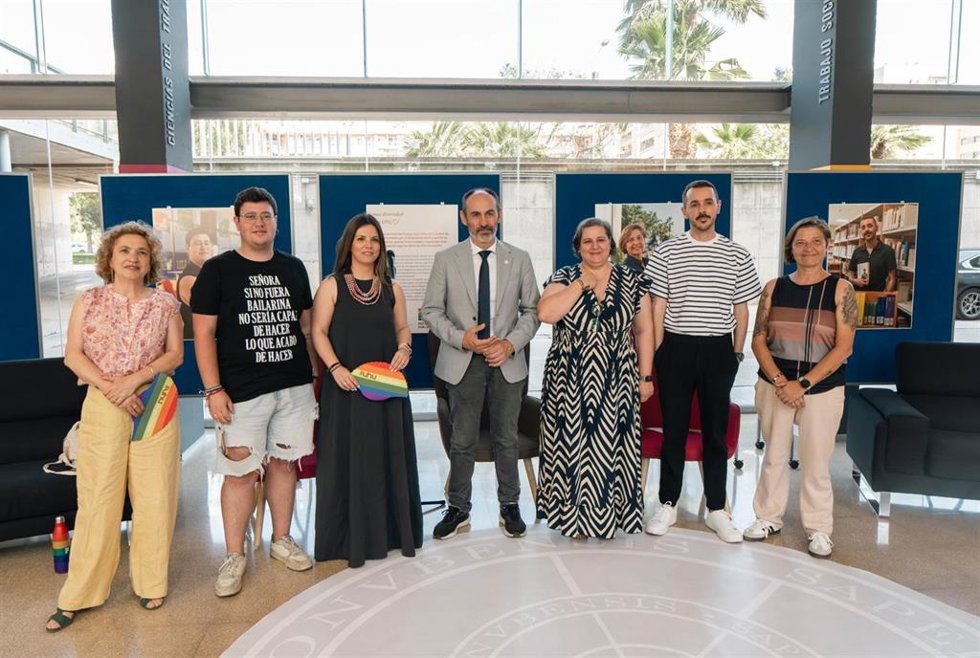 Exposición #UHUOrgullosa y Conversatorio 'Diversidad, Respeto e Inclusión LGTBIQ+' de la Universidad de Huelva.